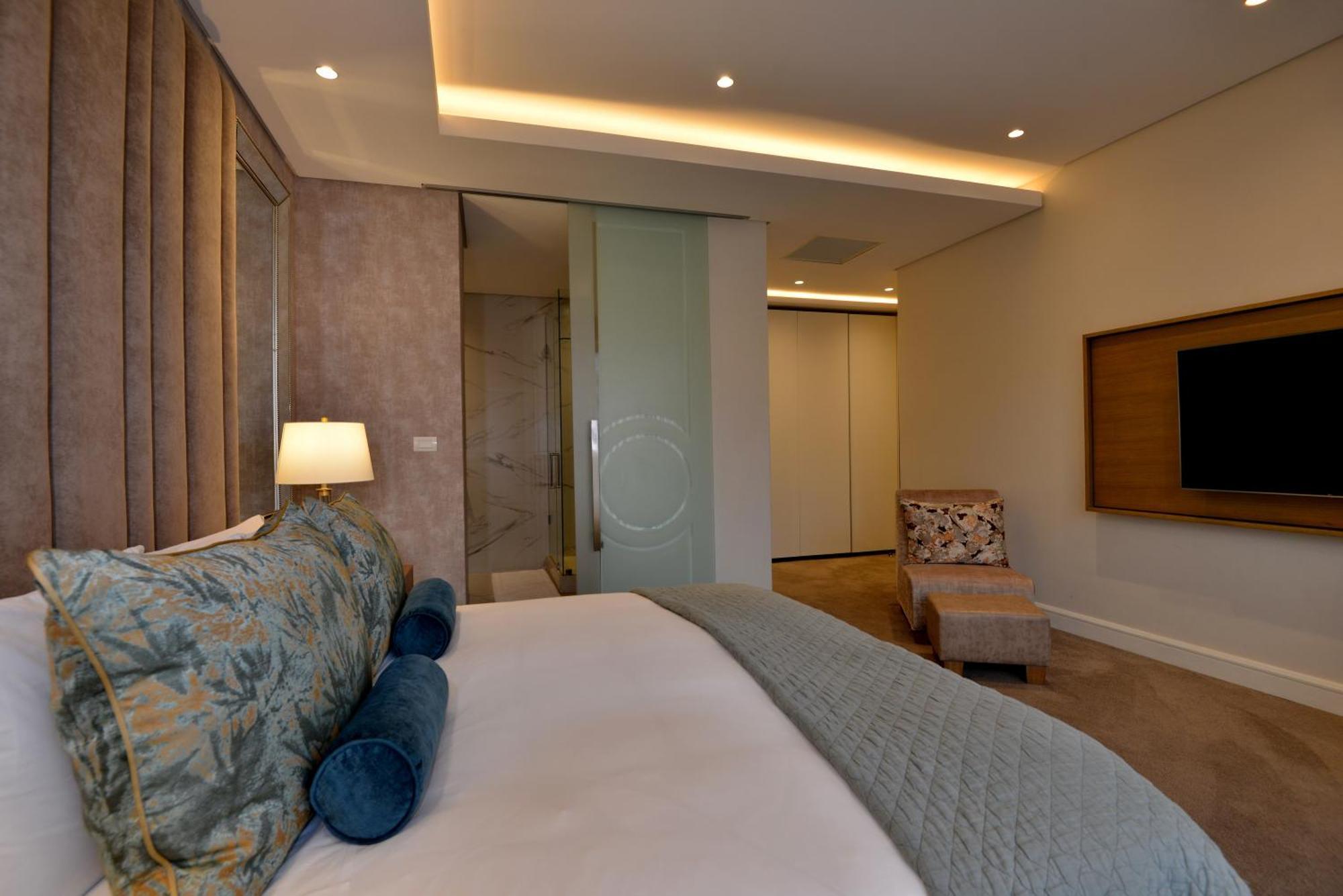 The Houghton Hotel, Spa, Wellness & Golf Johannesburg Dış mekan fotoğraf A bedroom at the hotel
