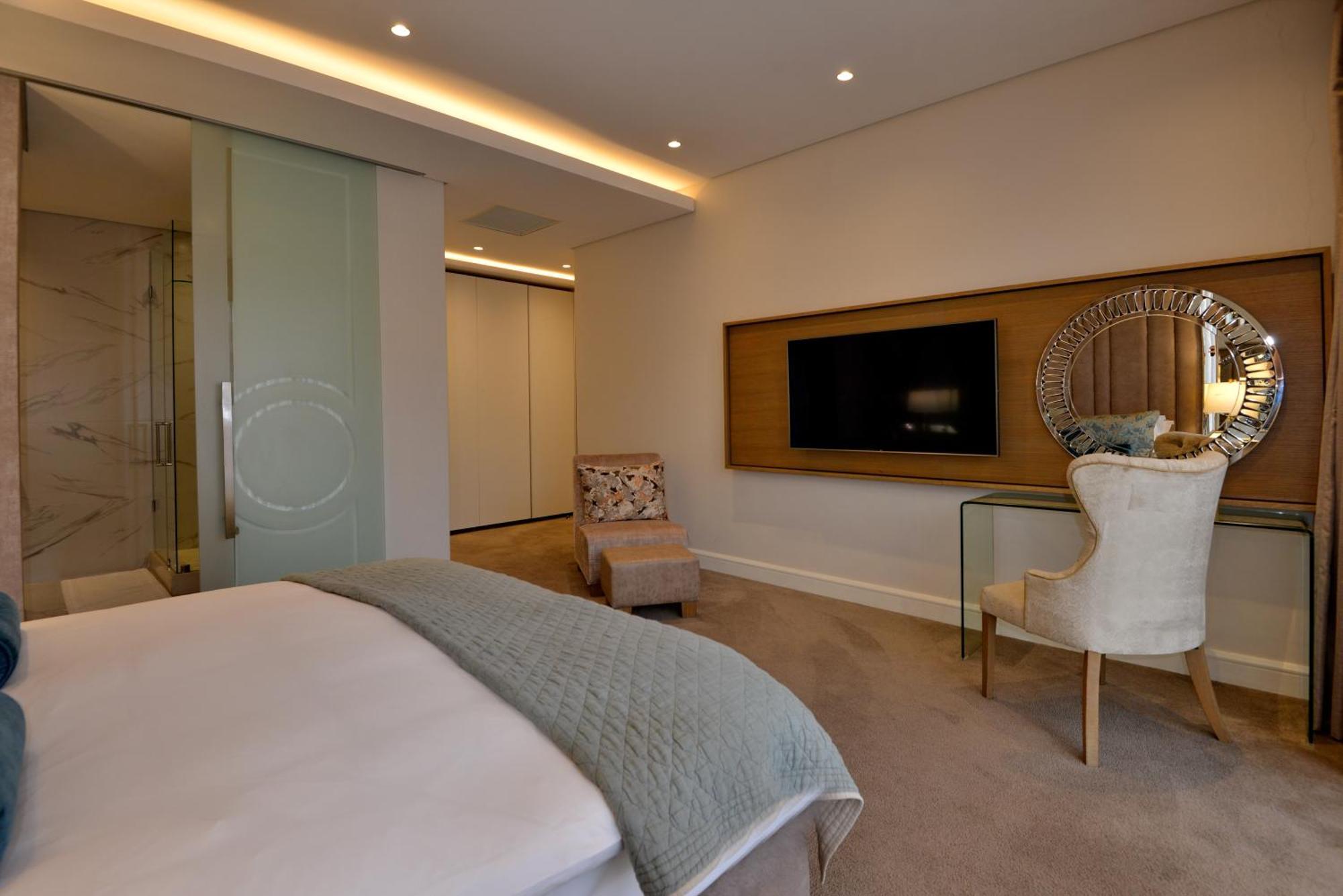 The Houghton Hotel, Spa, Wellness & Golf Johannesburg Oda fotoğraf A bedroom at the hotel