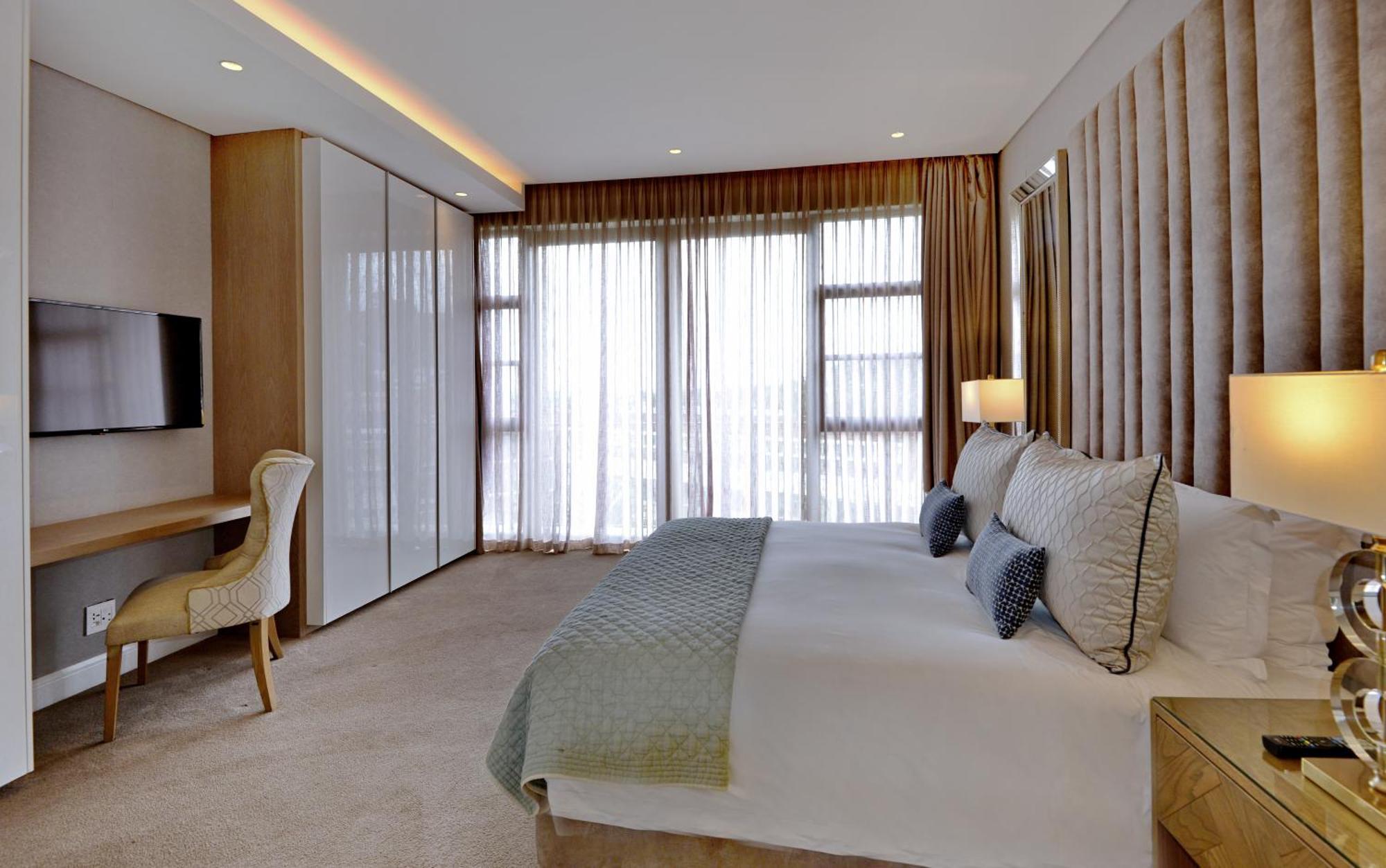 The Houghton Hotel, Spa, Wellness & Golf Johannesburg Dış mekan fotoğraf A bedroom at the hotel