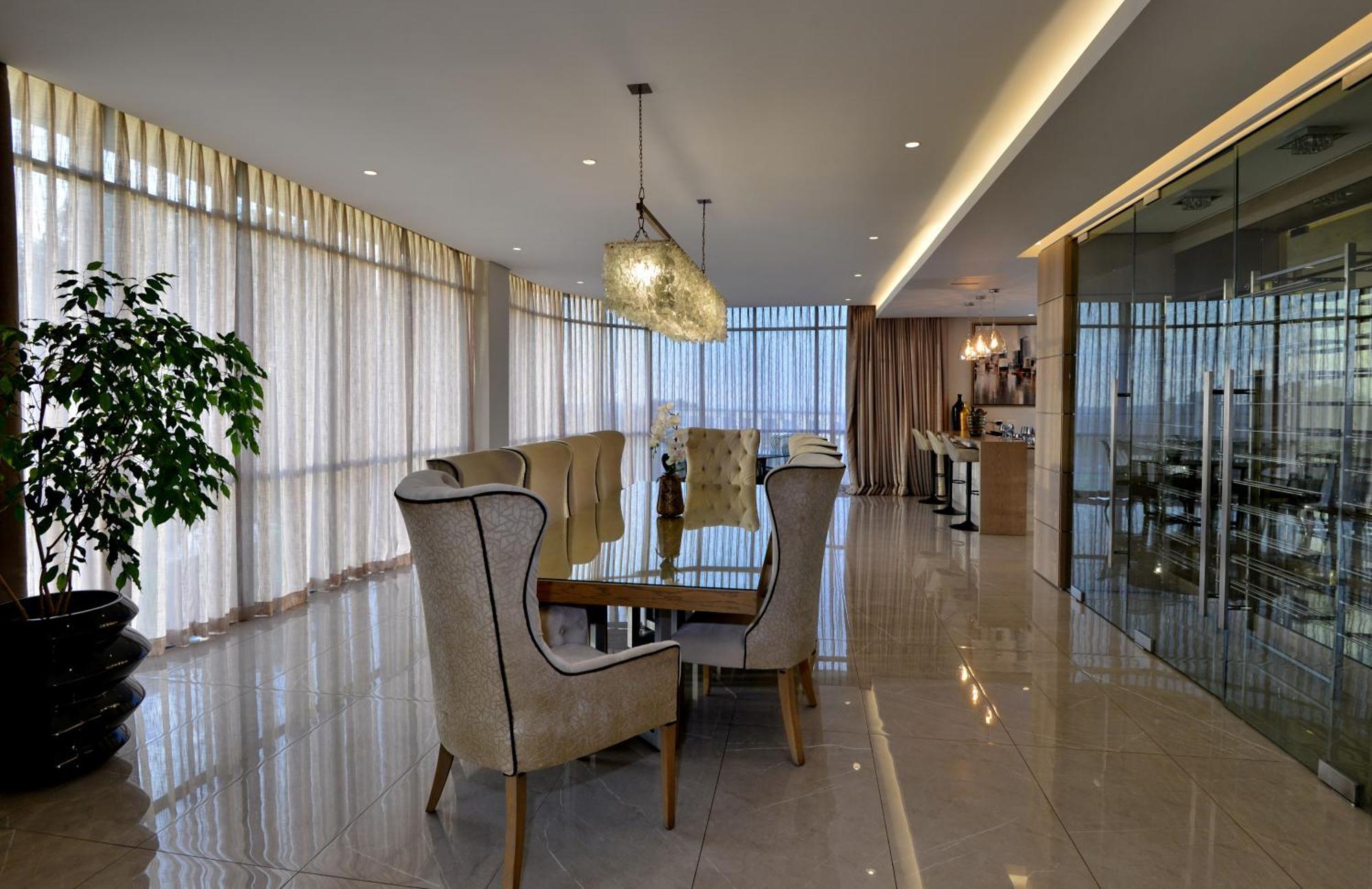 The Houghton Hotel, Spa, Wellness & Golf Johannesburg Oda fotoğraf A dining room in a luxury apartment
