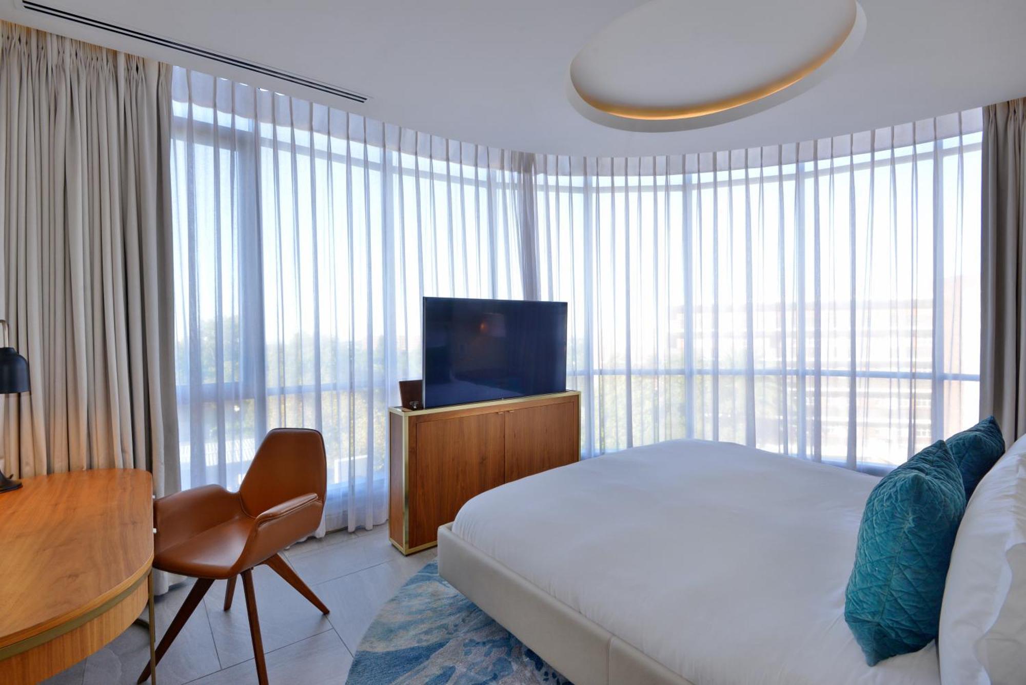 The Houghton Hotel, Spa, Wellness & Golf Johannesburg Oda fotoğraf A bedroom at the hotel